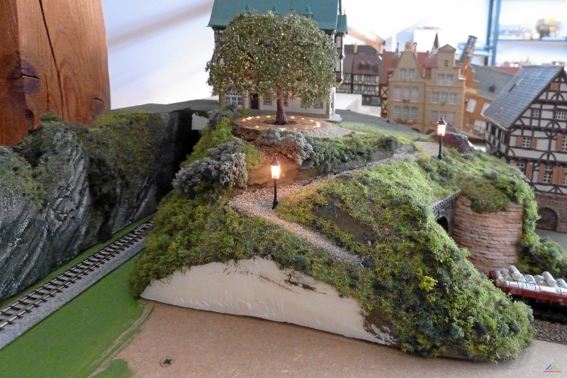 175 Tunnel Westwende Enndingen.JPG - Fußweg über die Westwende vorbei an der uralten Schwarzeiche in die Altstadt